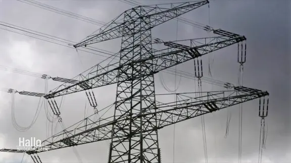 Strommast vor grauem Himmel
