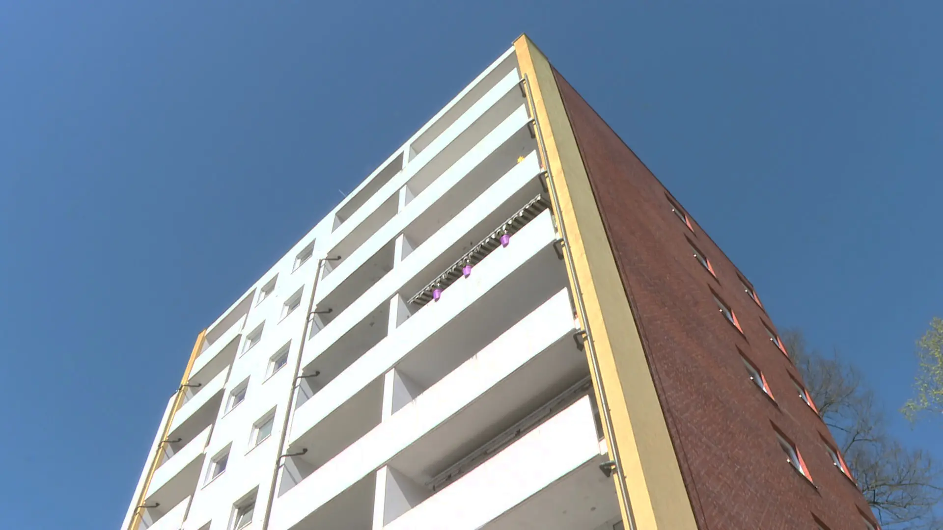 Kaputter Aufzug im Hochhaus: So leidet eine 78-jährige Bewohnerin