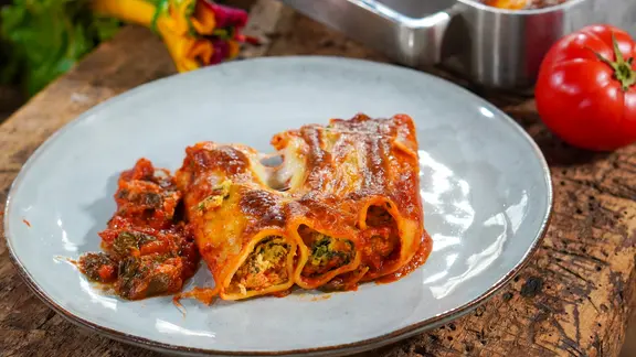 Cannelloni mit Tomatensoße auf einem Teller angerichtet