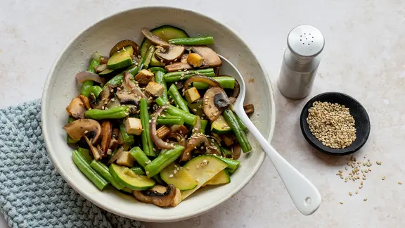 Eine Schale mit einem Gericht mit grünen Bohnen. | NDR, Claudia Timmann Eine Schale mit einem Gericht mit grünen Bohnen.