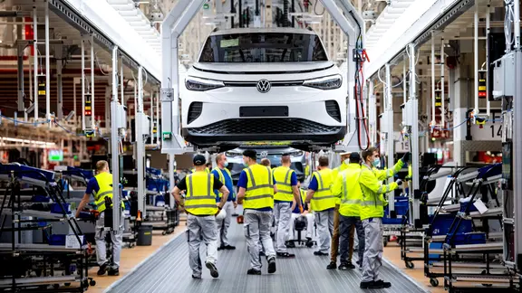 Mitarbeiter im VW-Werk Emden arbeiten an einem ID.4. Volkswagen.