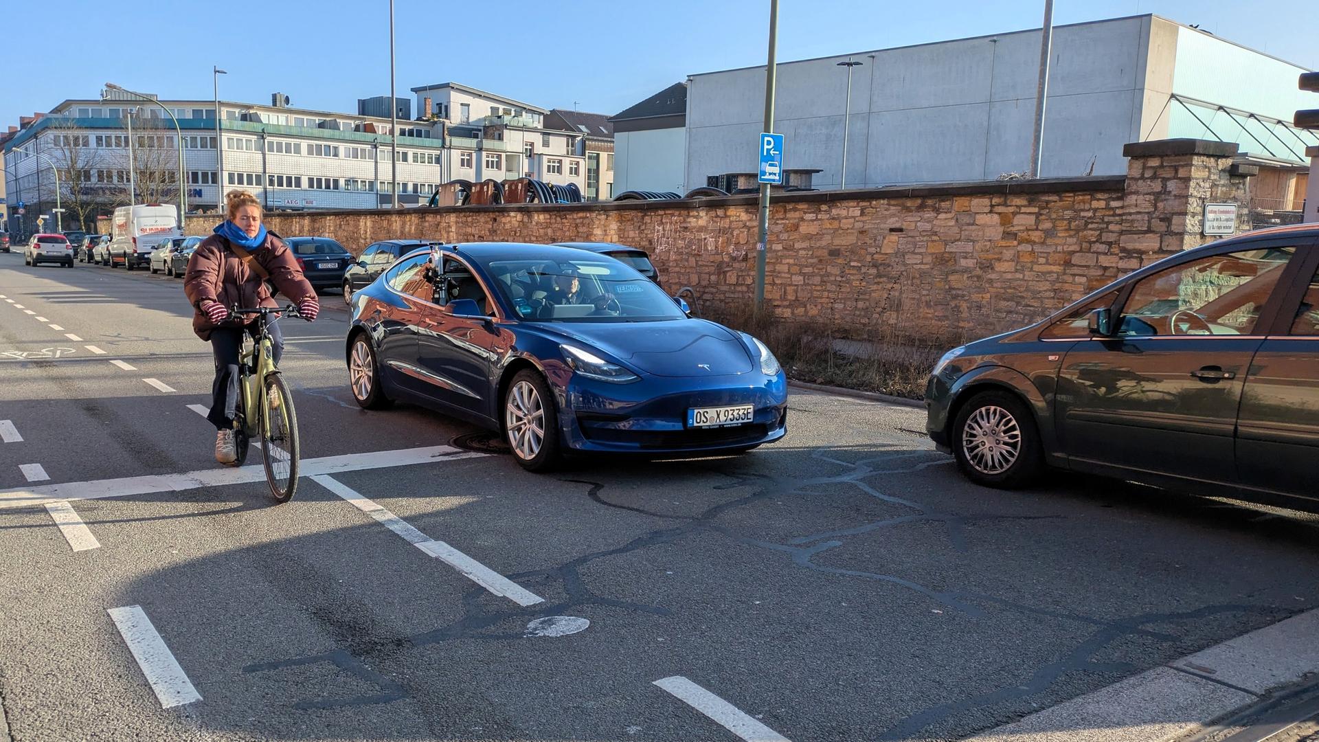 Ein Auto fährt neben einem Fahrradfahrer. | NDR, Claus Halstrup