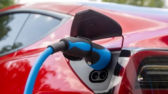 Ein rotes Elektroauto an einer Ladestation