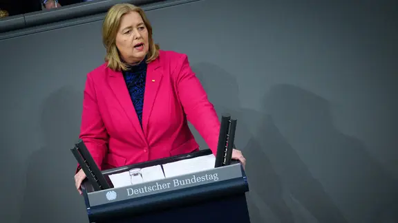 Bundesarbeitsministerin Bärbel Bas (SPD) beobachtet den zunehmenden Stellenabbau in deutschen Unternehmen mit Sorge. | dpa, Bernd von Jutrczenka Bundesarbeitsministerin Bärbel Bas (SPD) steht am Rednerpult im Deutschen Bundestag.