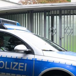 Ein Polizeiauto steht an der Synagoge der Jüdischen Gemeinde Hannover.