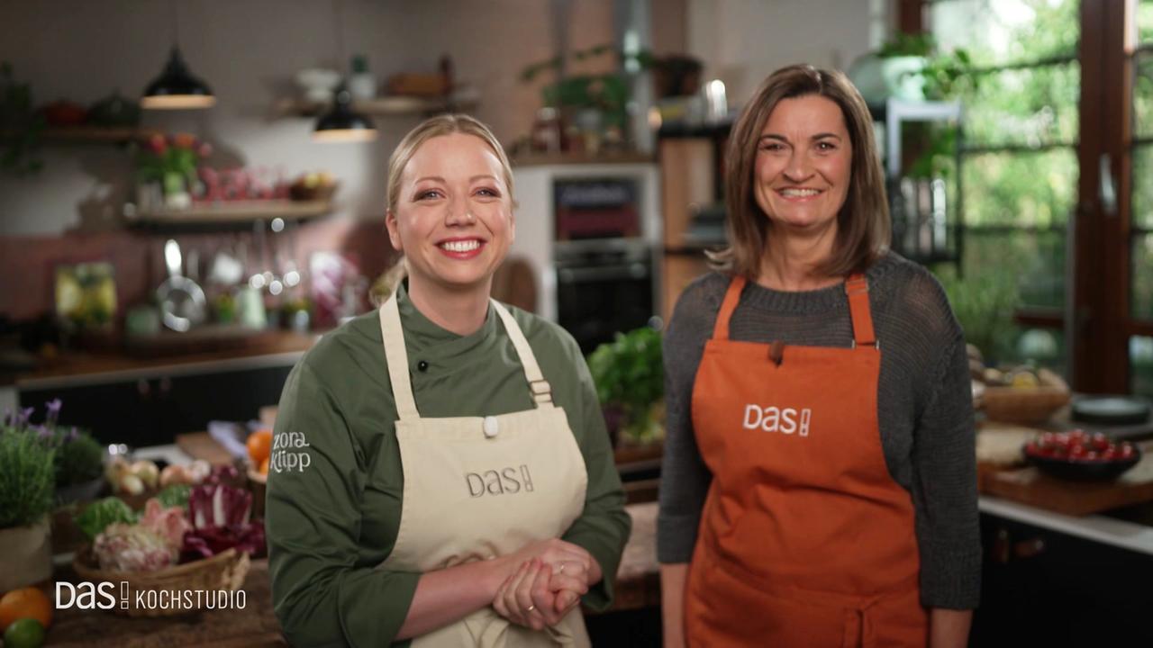 Zora Klipp und Inka Schneider im Kochstudio.
