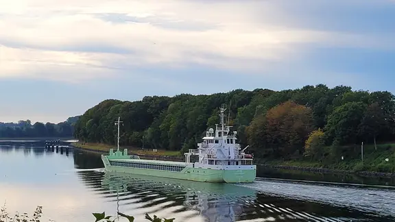 Ein Schiff schuppert über den Nord-Ostsee-Kanal