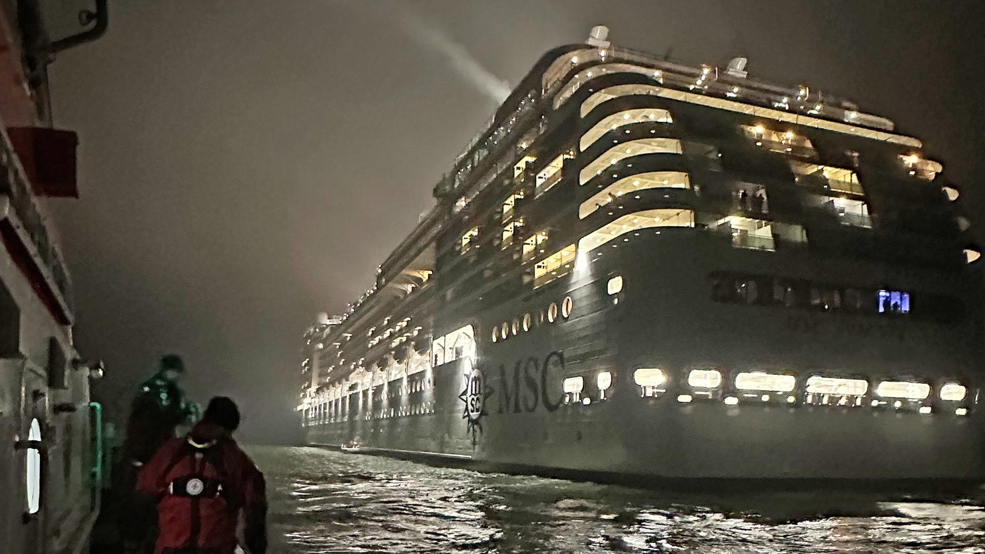 Seenotretter fahren zu einem Kreuzfahrtschiff. | Die Seenotretter - DGzRS.