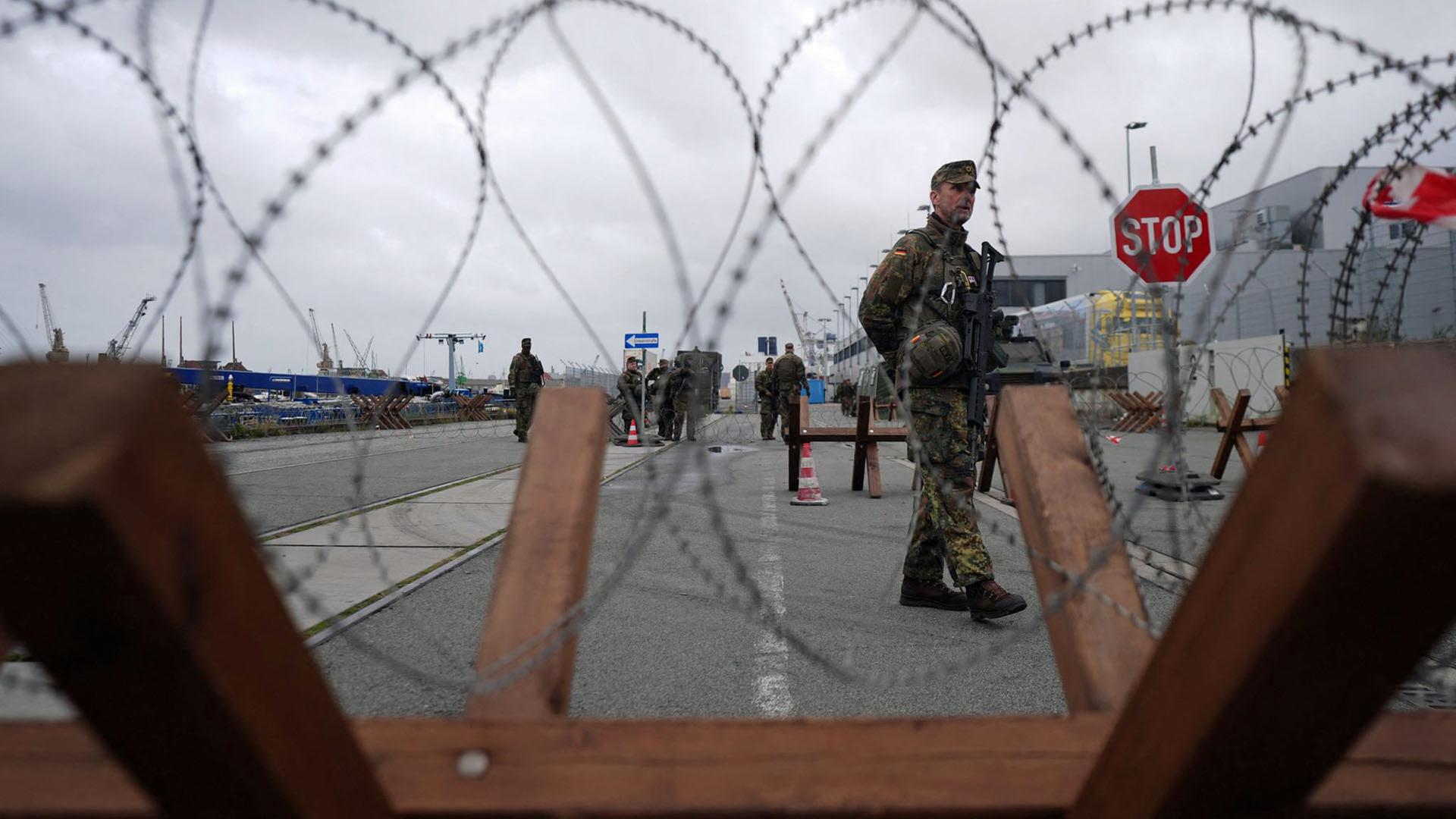 Bundeswehrsoldaten stehen an einem Checkpoint während der zivil-militärischen Übung 