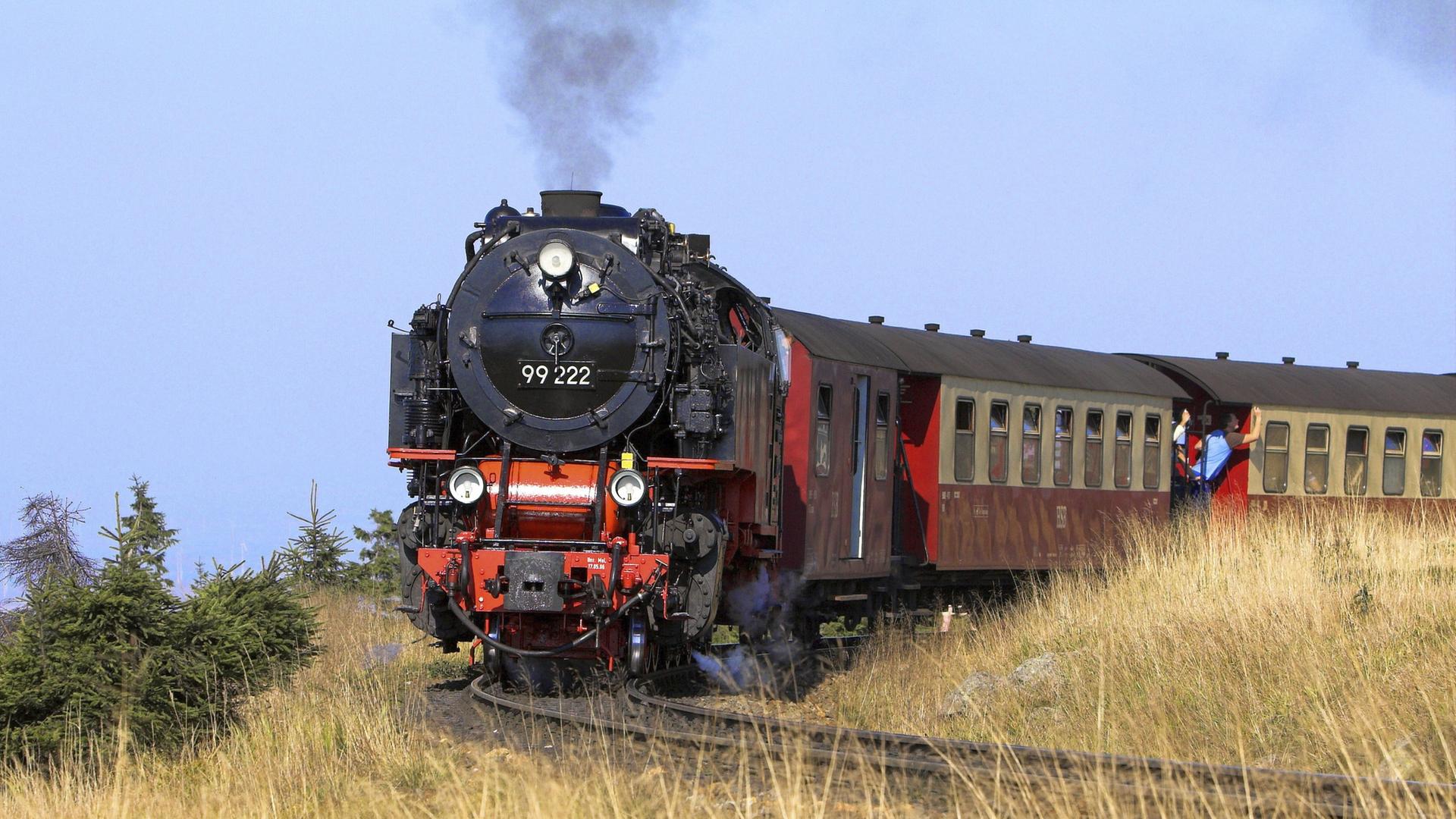 Eine Lokomotive zieht einen Zug durch den ziemlich ausgetrockneten Harz im Sommer.  | picture alliance / imageBROKER