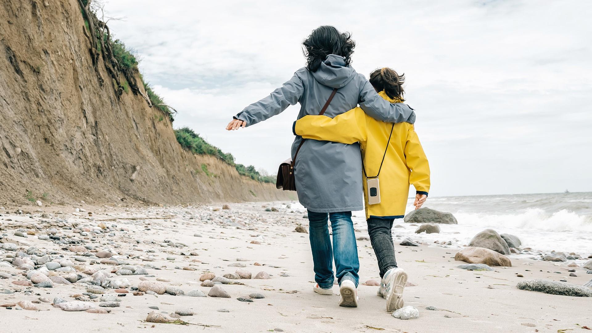 De Klönkist mit Gabelstapler, Rasenmäher und einem Kirchendach