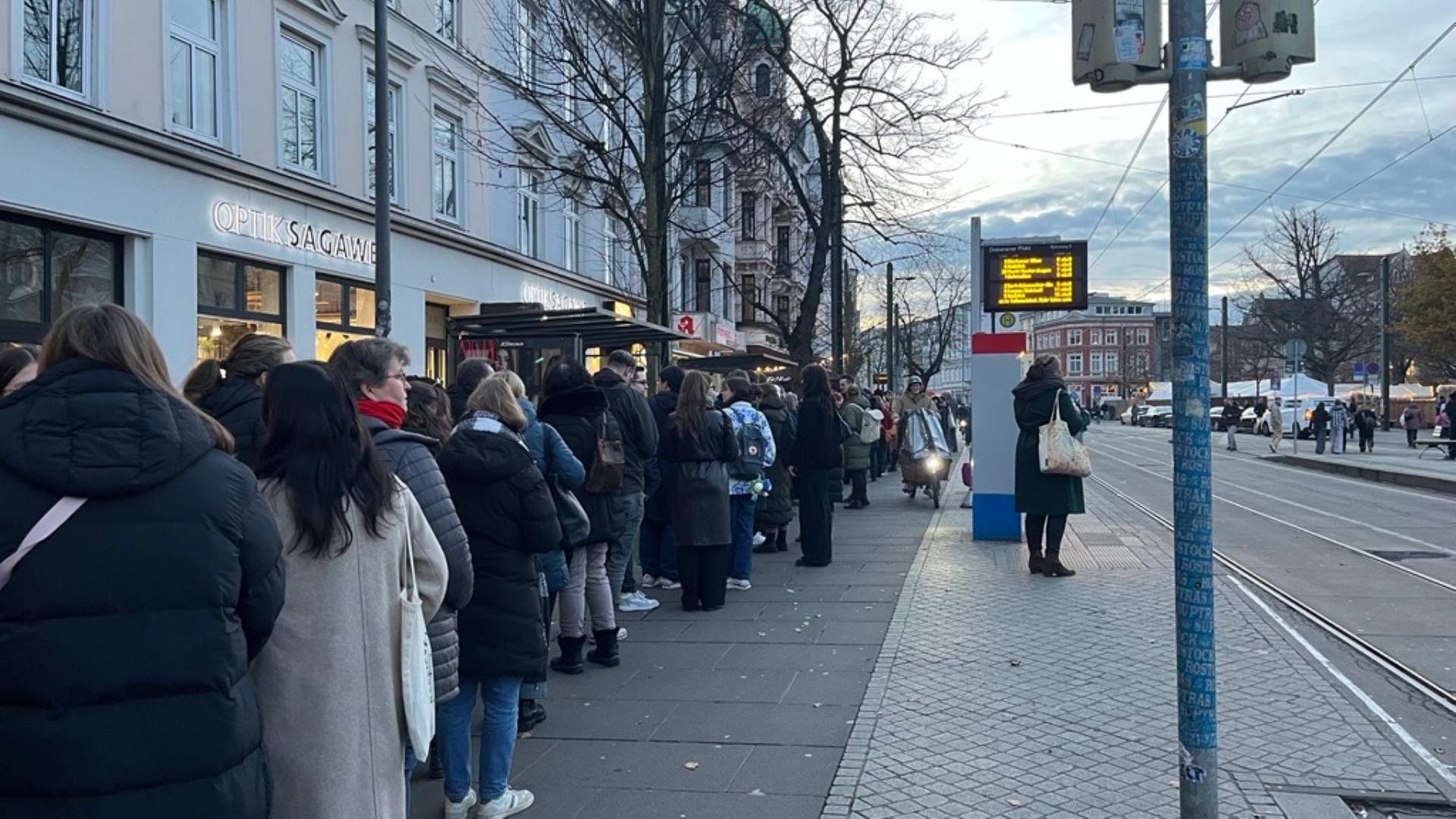 Merkel in Rostock: Signierstunde in der "anderen Buchhandlung"