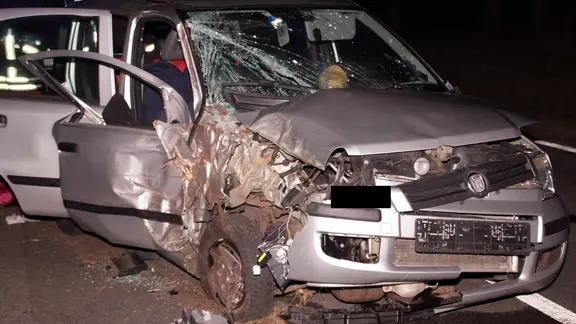 Ein stark beschädigter Kleinwagen mit kaputten Reifen und zersplitterter Windschutzsteibe steht auf einer Landstraße bei Ludwigslust.