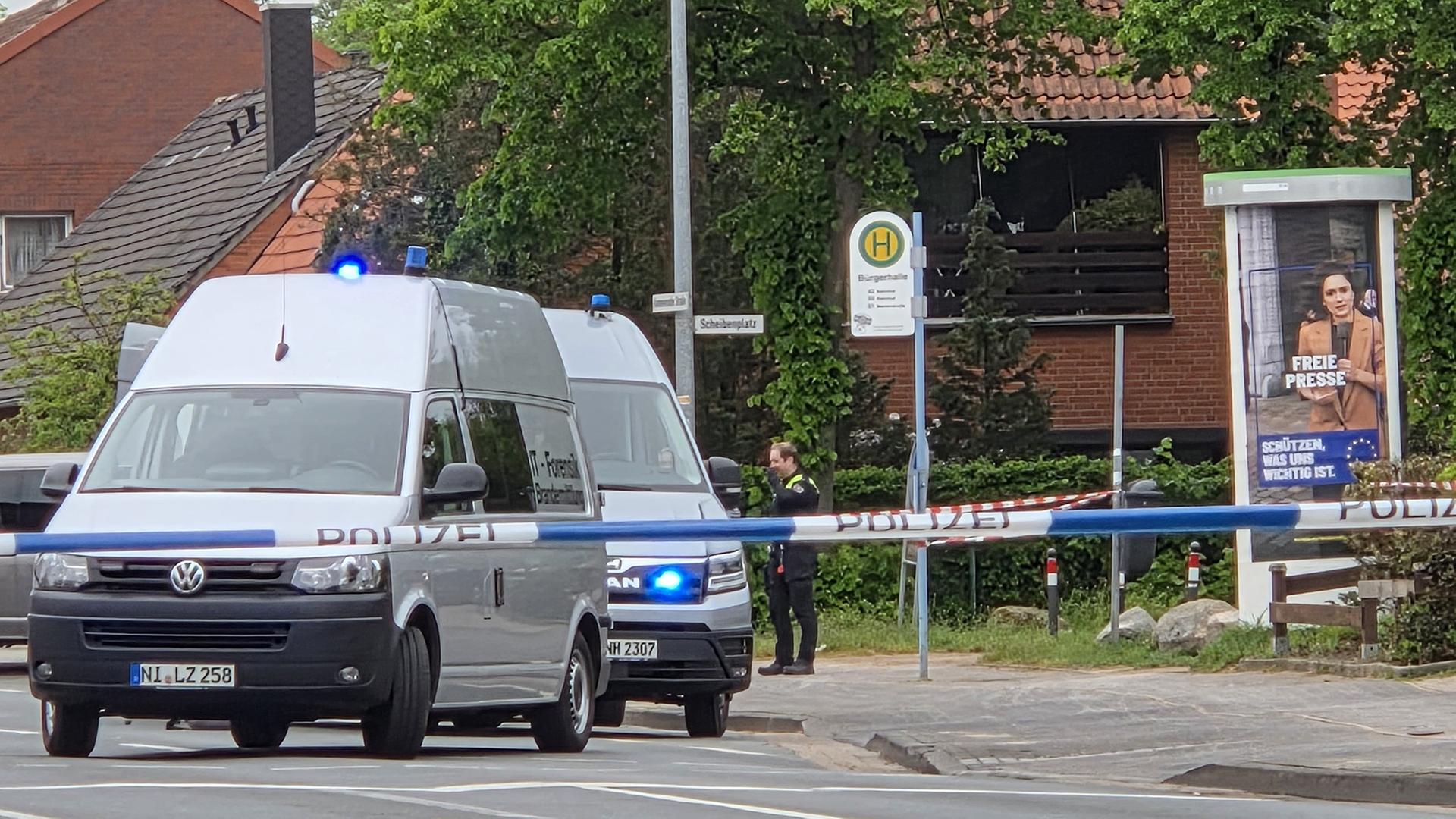 Einsatzfahrzeuge der Polizei stehen in einer Straße in Nienburg nach einem Schusswechsel. | HannoverReporter