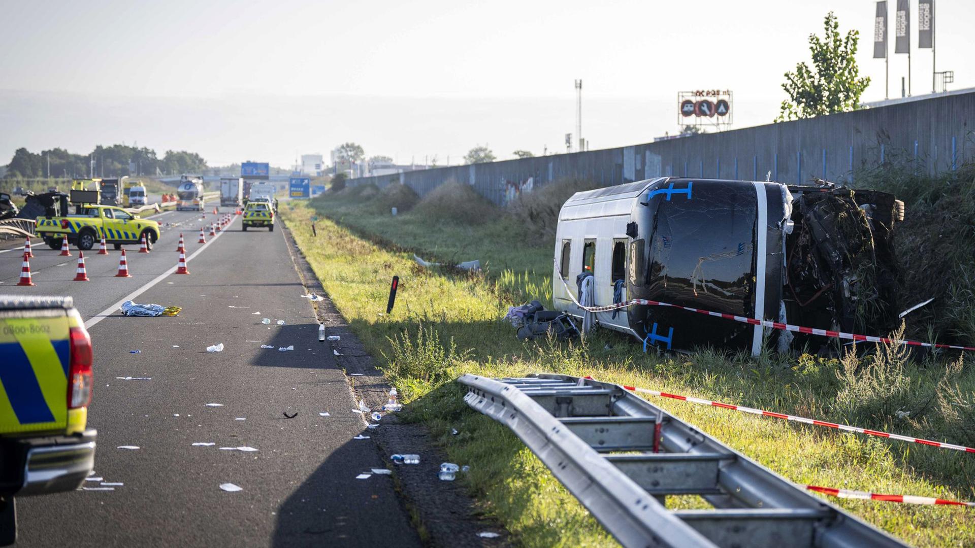 Ein umgestÃ¼rzter Bus | Jeroen Jumelet/ANP/dpa