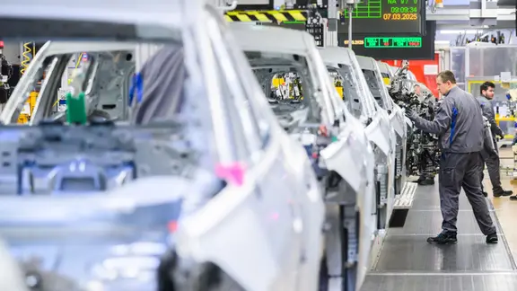 下萨克森州、沃尔夫斯堡：Mitarbeiten im VW Stammwerk im Karosseriebau 和 Neuwagen