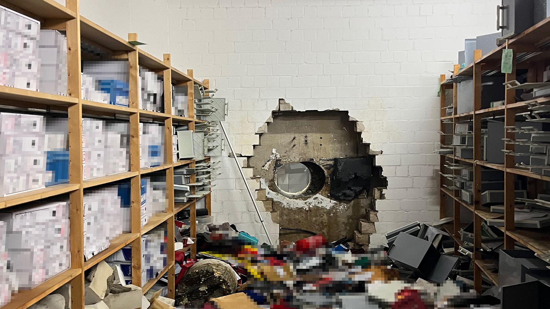 Ein Loch ist in der Wand eines Vorraums der Sparkasse Gelsenkirchen zu sehen. | picture alliance/dpa/Polizei Gelsenkirchen