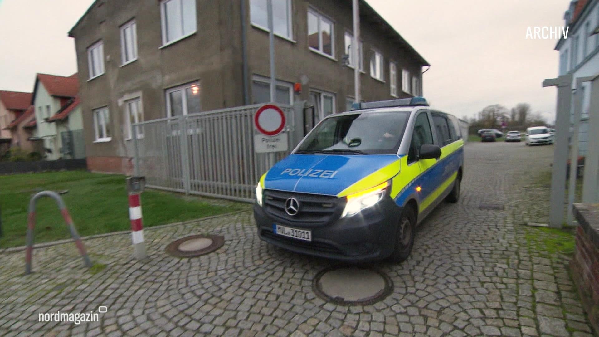 Ein Polizeiauto fährt von einem Gelände herunter (Archivbild). | Screenshot
