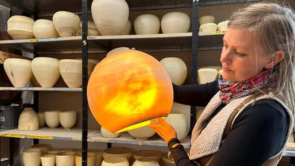 Luzi Graf entwirft unterschiedliche Modelle, die dann aus Pappelstämmen gedrechselt werden.