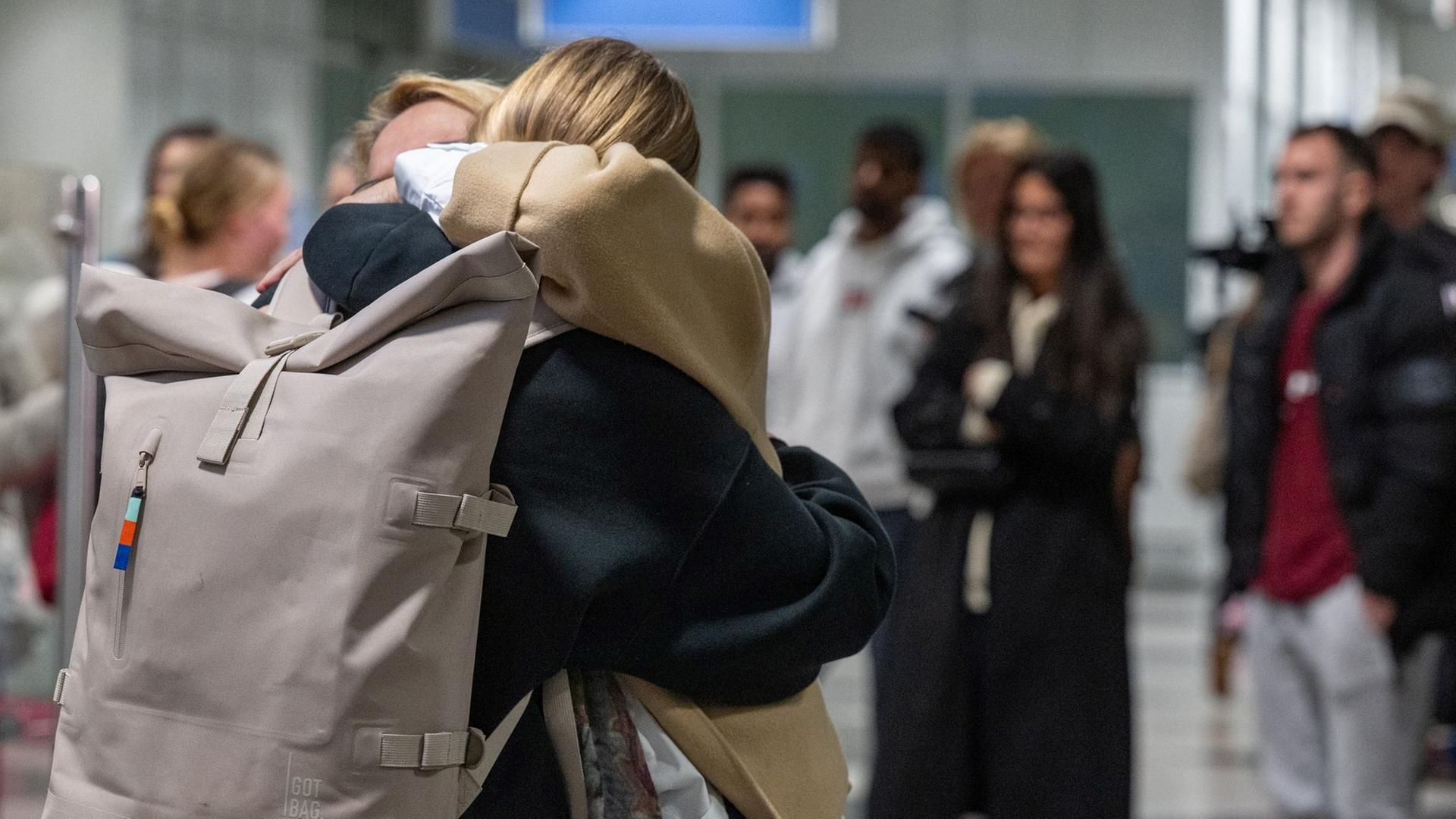 Menschen umarmen sich auf dem Flughafen München. | picture alliance / dpa, Armin Weigel
