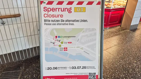 Ein Schild der HVV informiert über eine U3 Sperrung.