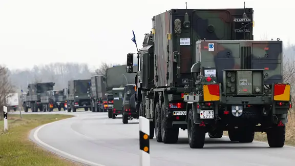 Ein Fahrzeug-Konvoi verlässt das Bundeswehr-Gelände in Husum. (Themenbild)
