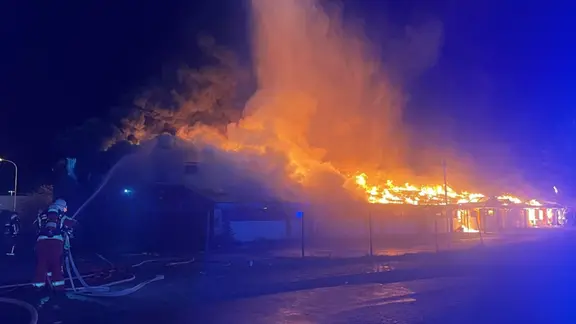 Feuerwehrleute löschen den Brand einer große Halle. | Feuerwehr Hameln, Feuerwehr Hameln Feuerwehrleute löschen den Brand einer große Halle.