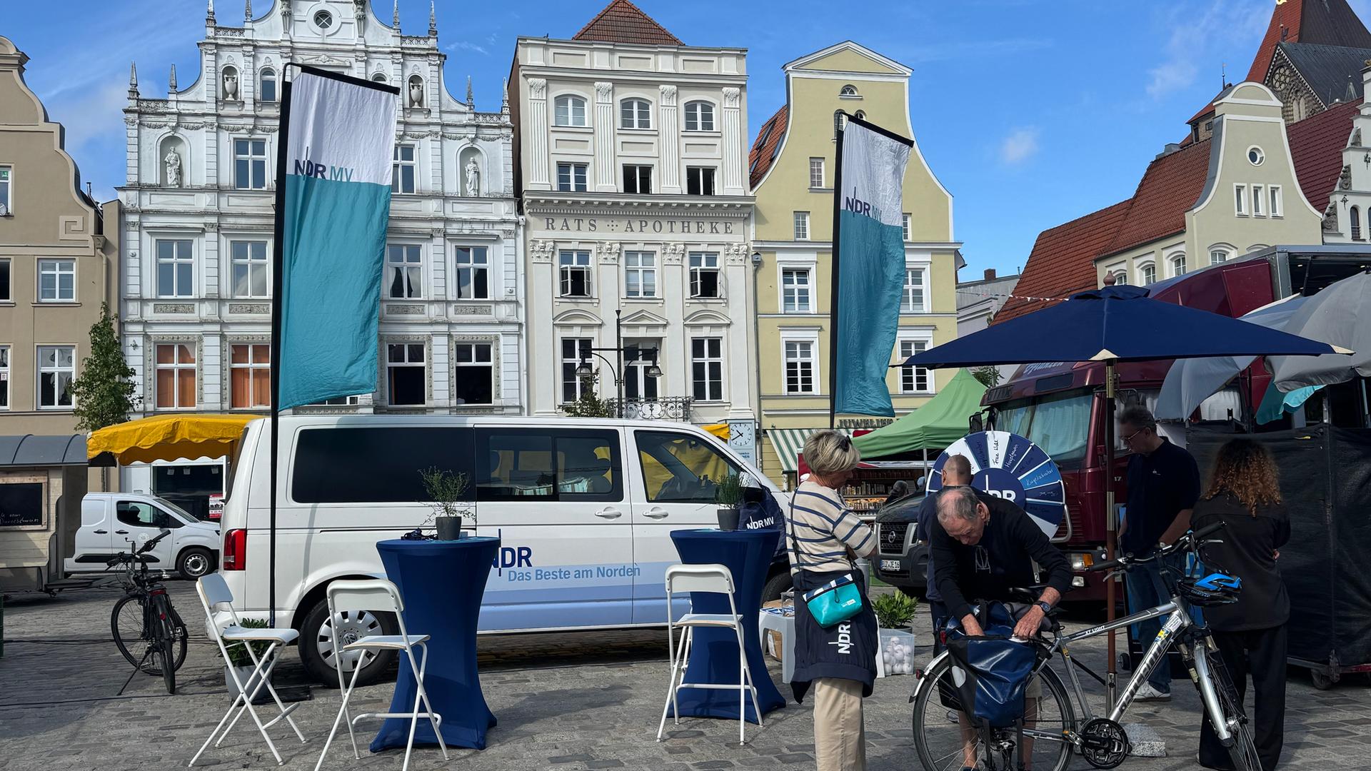 Ins Gespräch kommen: Der NDR Dialog-Bus ist in Rostock