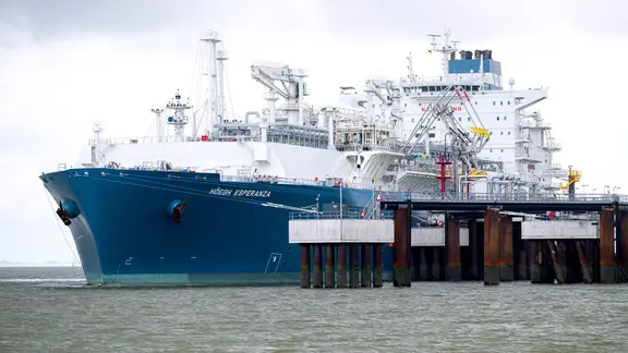 Das Spezialschiff "Höegh Esperanza", ein schwimmendes LNG-Terminal, liegt am Anleger.