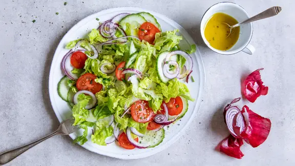 Ein bunter Salat auf einem Teller, daneben ein Schälchen mit Dressing. | NDR, Claudia Timmann Ein bunter Salat auf einem Teller, daneben ein Schälchen mit Dressing.