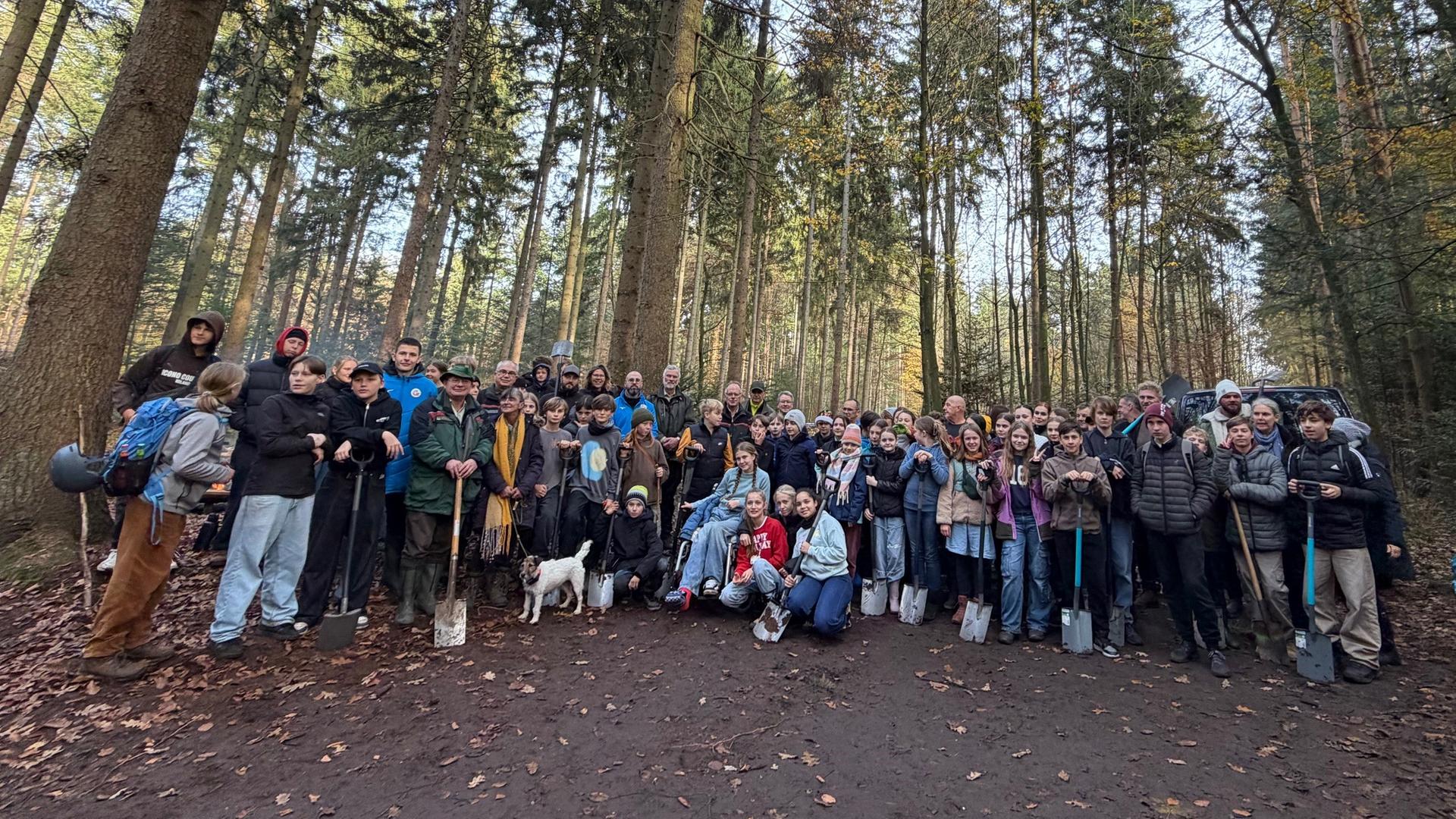 Schüler pflanzen Klimawald in Stäbelow