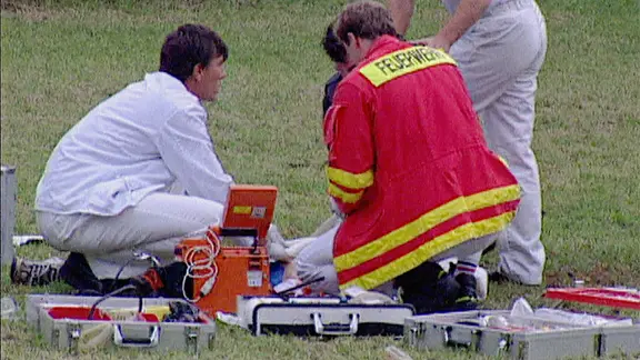 Nach dem Angriff von zwei kämpfenden Hunden auf den sechsjährigen Volkan am 26. Juni 2000 auf einer Wiese in Hamburg-Wilhelmsburg.