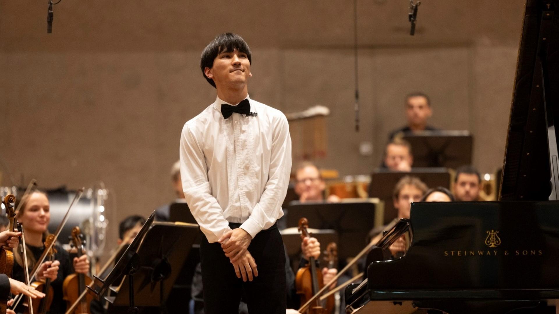 Der Pianist Elias Ackerley steht vor dem Orchester im Osnabrücker Theater. | Daniel Delang, Theater Osnabrück