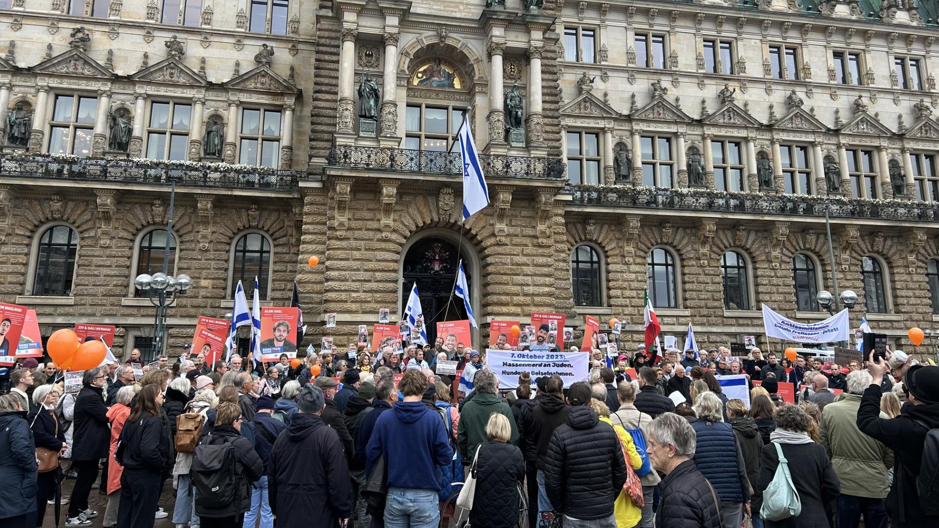 Jahrestag des Hamas-Angriffs auf Israel: Mahnwache in Hamburg