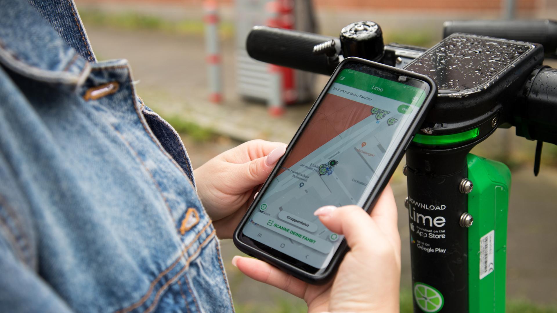 Hamburg: Digitale Abstellflächen für E-Scooter an Haltestellen