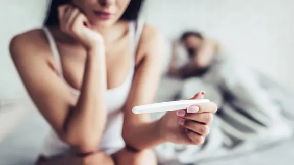 Paar mit Schwangerschaftstest