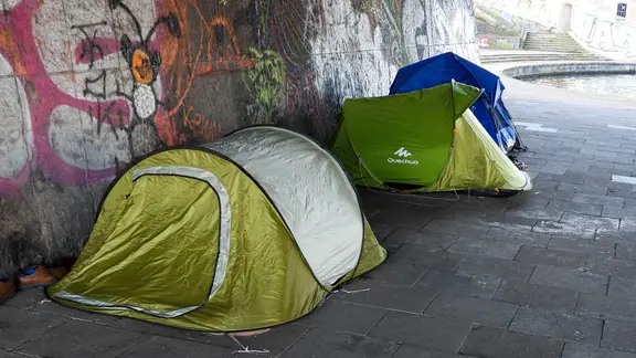 Zelte unter der Kennedybrücke in Hamburg | picture-alliance / ABBfoto Zelte unter der Kennedybrücke in Hamburg