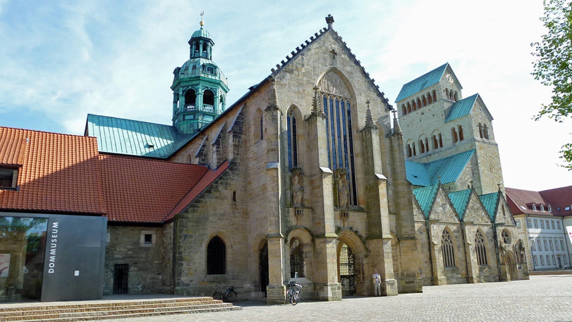 Nord-Ansicht des Hildesheimer Doms mit angrenzendem Dommuseum | NDR, Axel Franz