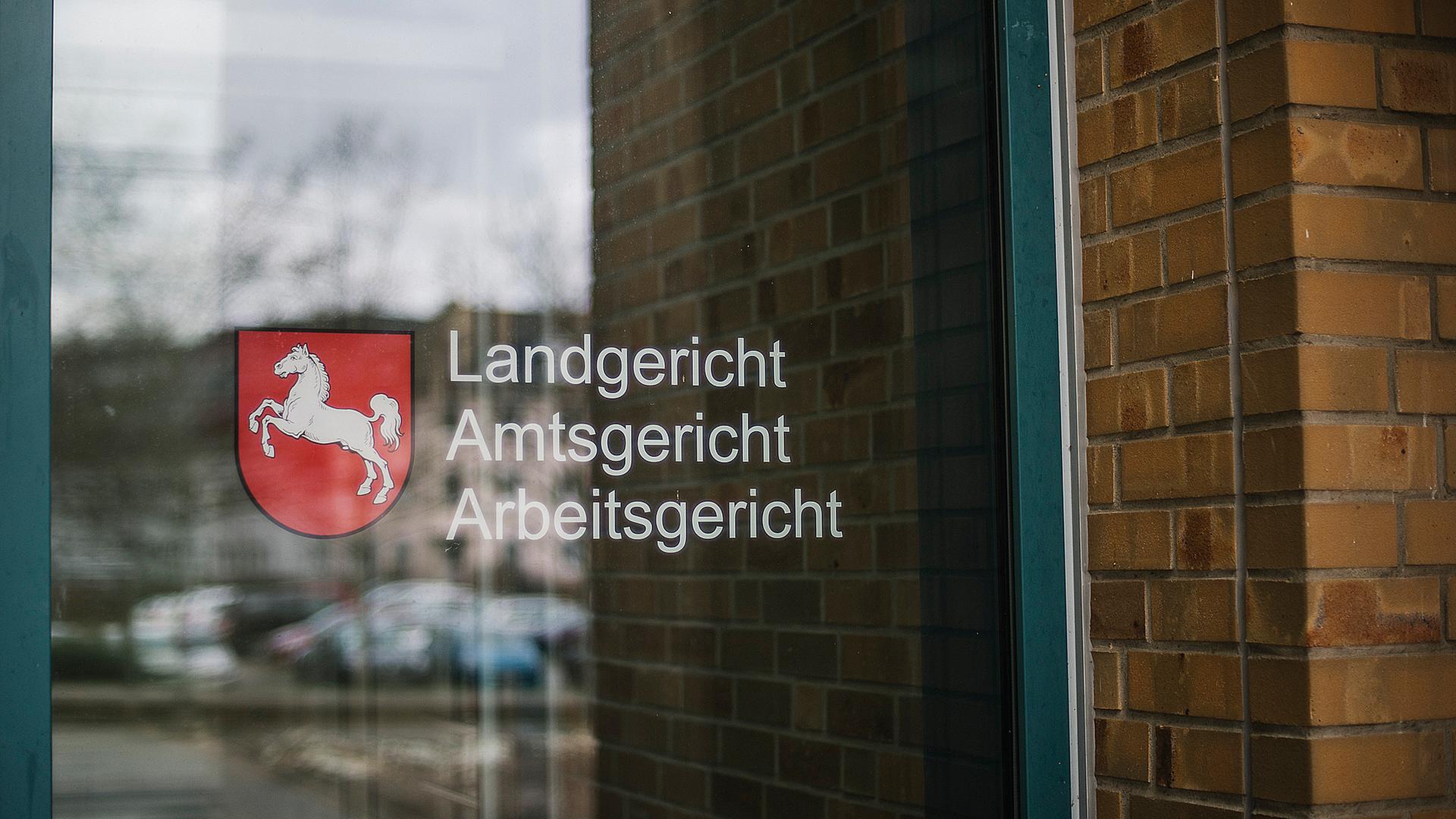 Auf einem Glasfenster in Göttingen steht die Aufschrift Amtsgericht, Arbeitsgericht Zentralgericht. | NDR, Julius Matuschik