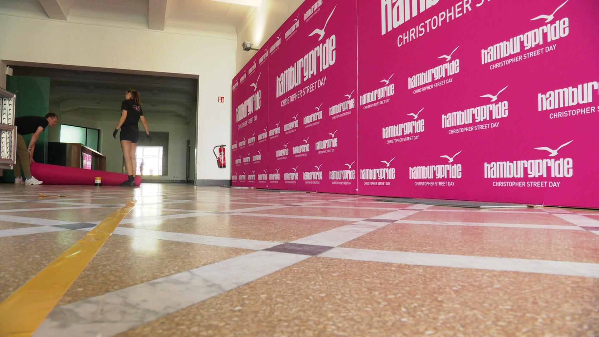 Eine pinke Werbewand von Hamburgpride.  | Screenshot