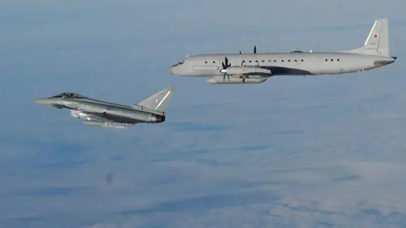 Zwei Flugzeuge fliegen eng beieinander.