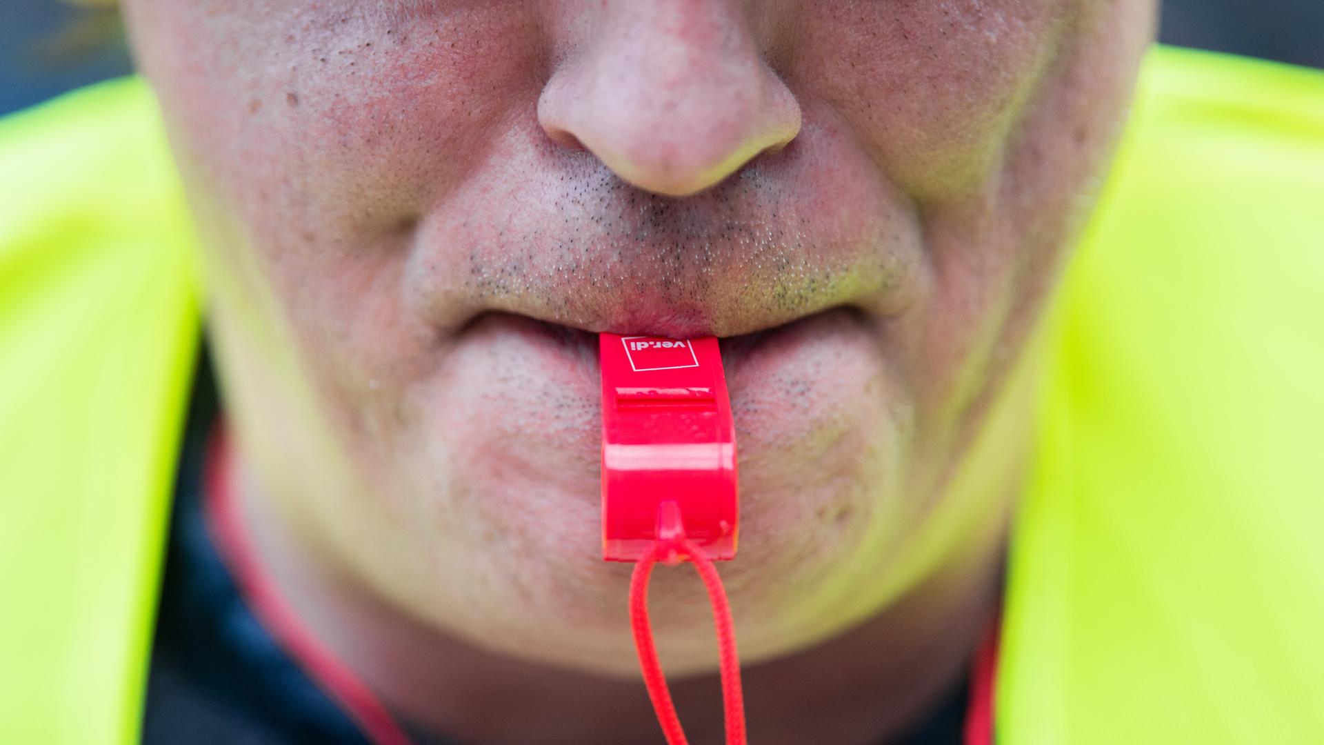 Ein Mann bläst während eines Streiks in eine Verdi-Trillerpfeife. | picture alliance / dpa | Tom Weller, Tom Weller