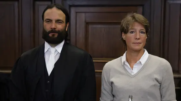 Christina Block und Rechtsanwalt Ingo Bott sitzen im Hamburger Landgericht. Im Vordergrund sitzt Gerhard Delling.