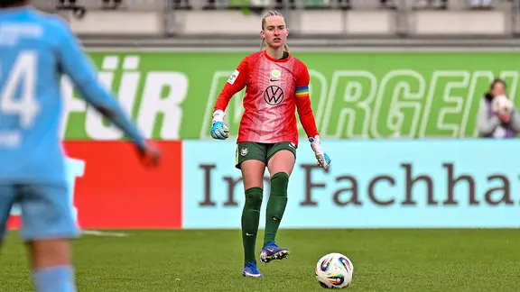 Nationalspielerin Janina Minge vom VfL Wolfsburg im Spiel gegen Union Berlin im Torwart-Trikot 