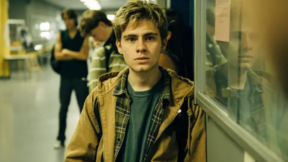 Corvin (Florian Geißelmann) wartet vor dem Lehrerzimmer