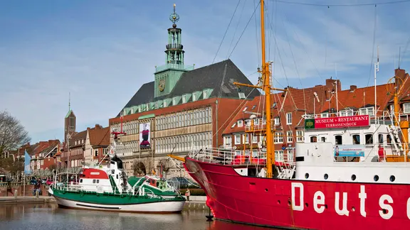 Museumsschiffe liegen vor dem Emder Rathaus auf dem Ratsdelft.