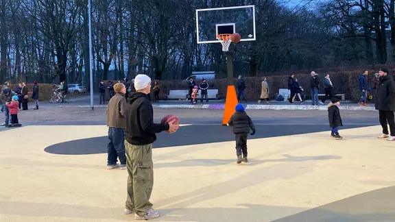 Children and adolescents play on a basketball court in Braunschweig.