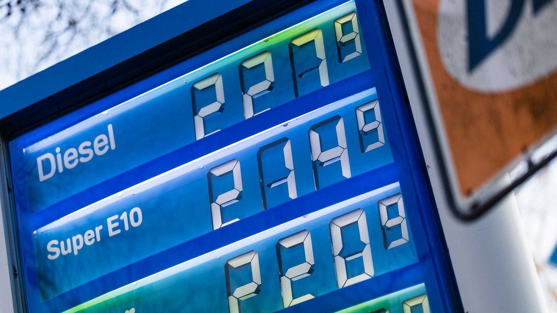 Preise für Benzin und Diesel an einer Tankstelle (Themenbild). | Rainer Keuenhof