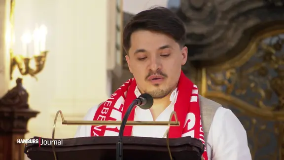 Faik Mahmud an einem Rednerpult.