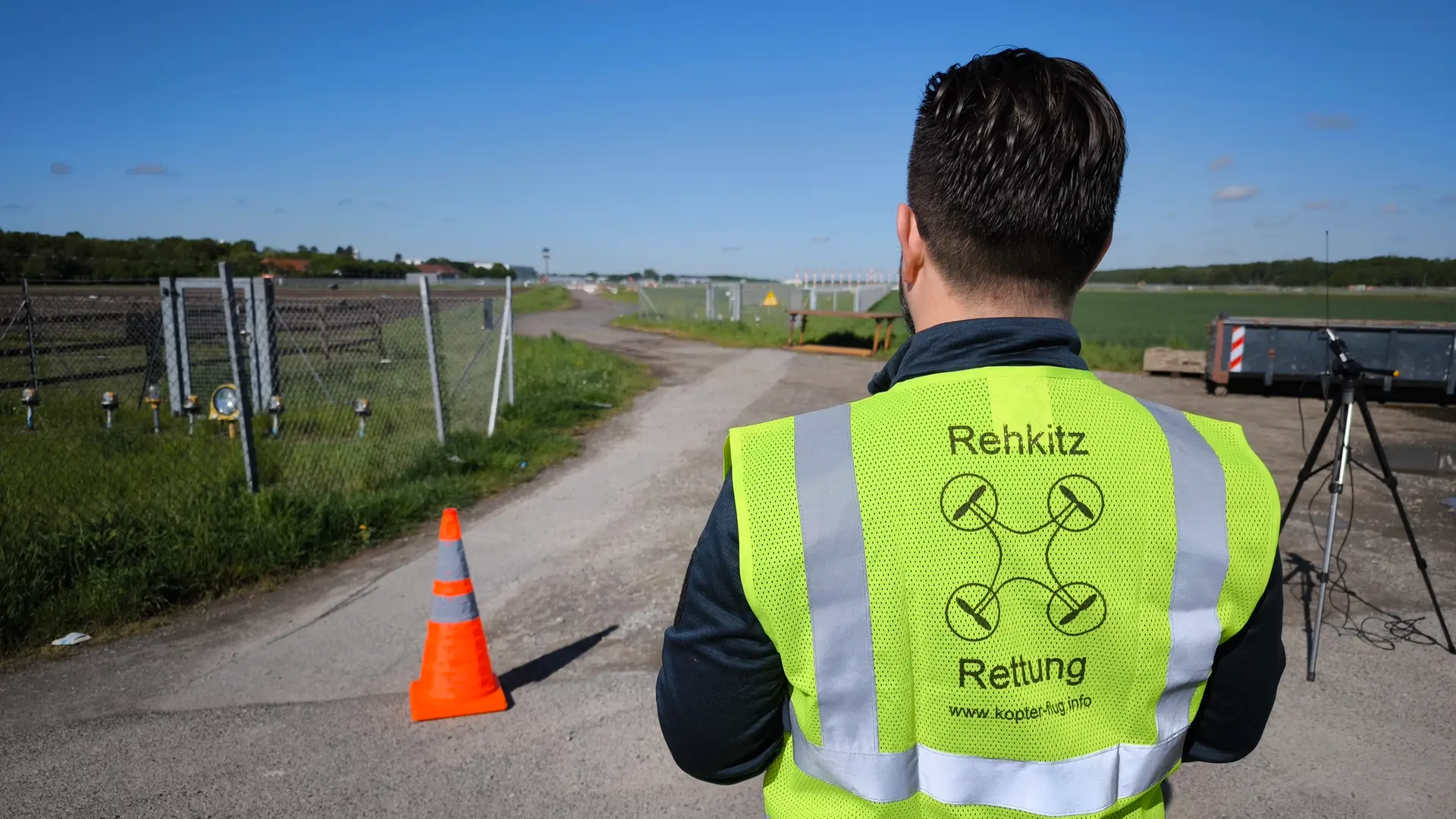 Mit Flugfunk: Rehkitzretter am Flughafen Hannover im Einsatz